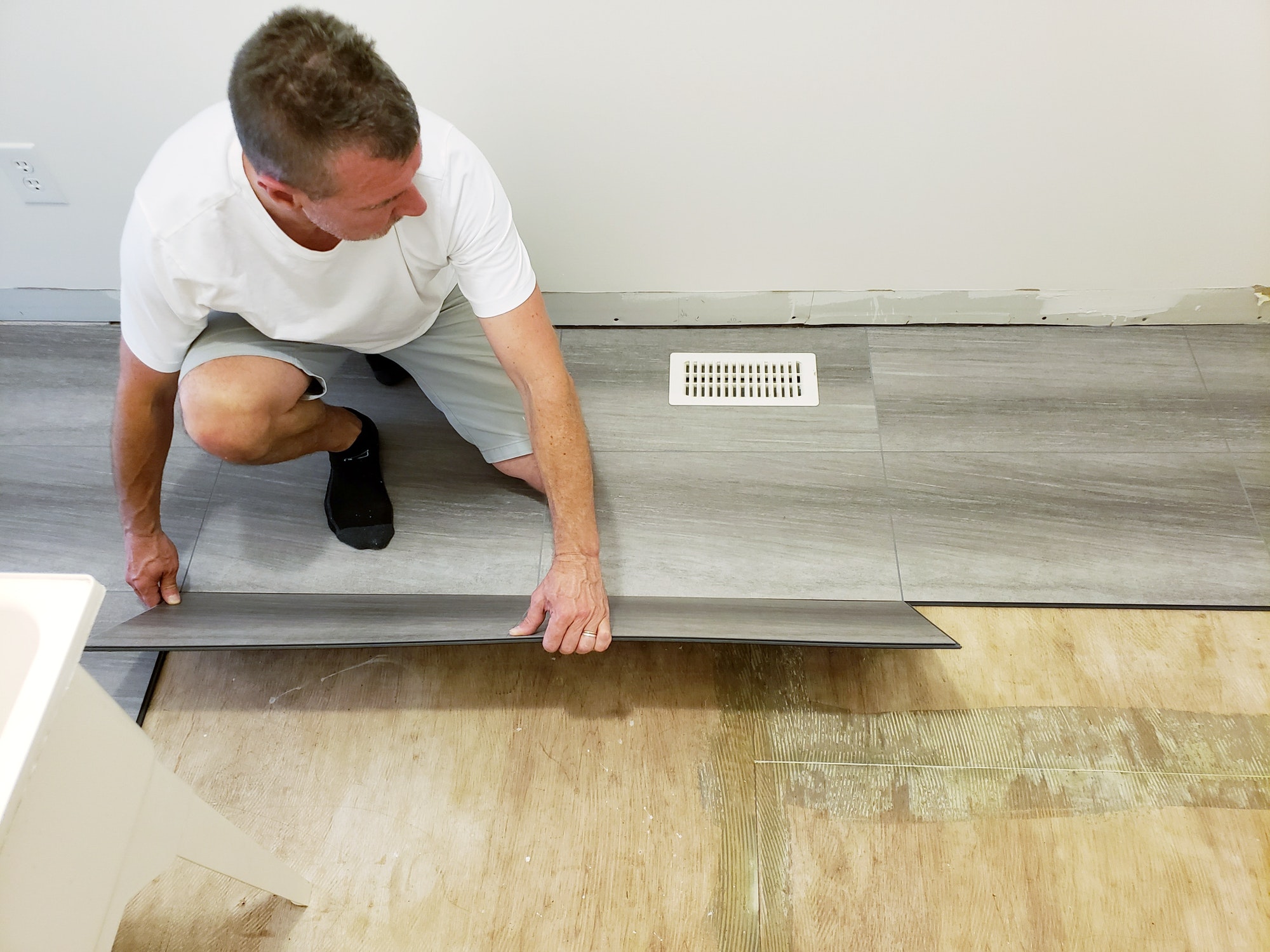 Atualização de piso laminado com efeito cerâmico durante instalação