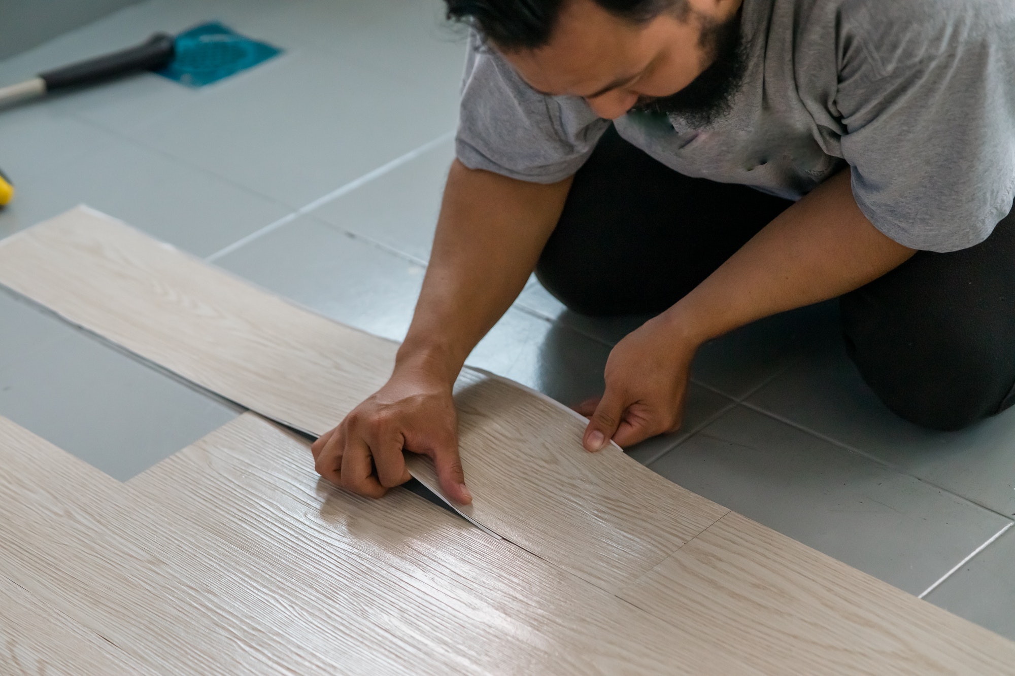 Processo de instalação profissional de revestimento vinílico