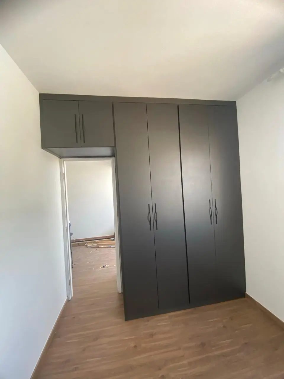 Envelopamento de móveis e parede combinados, projeto VP Plotagem em Belo Horizonte