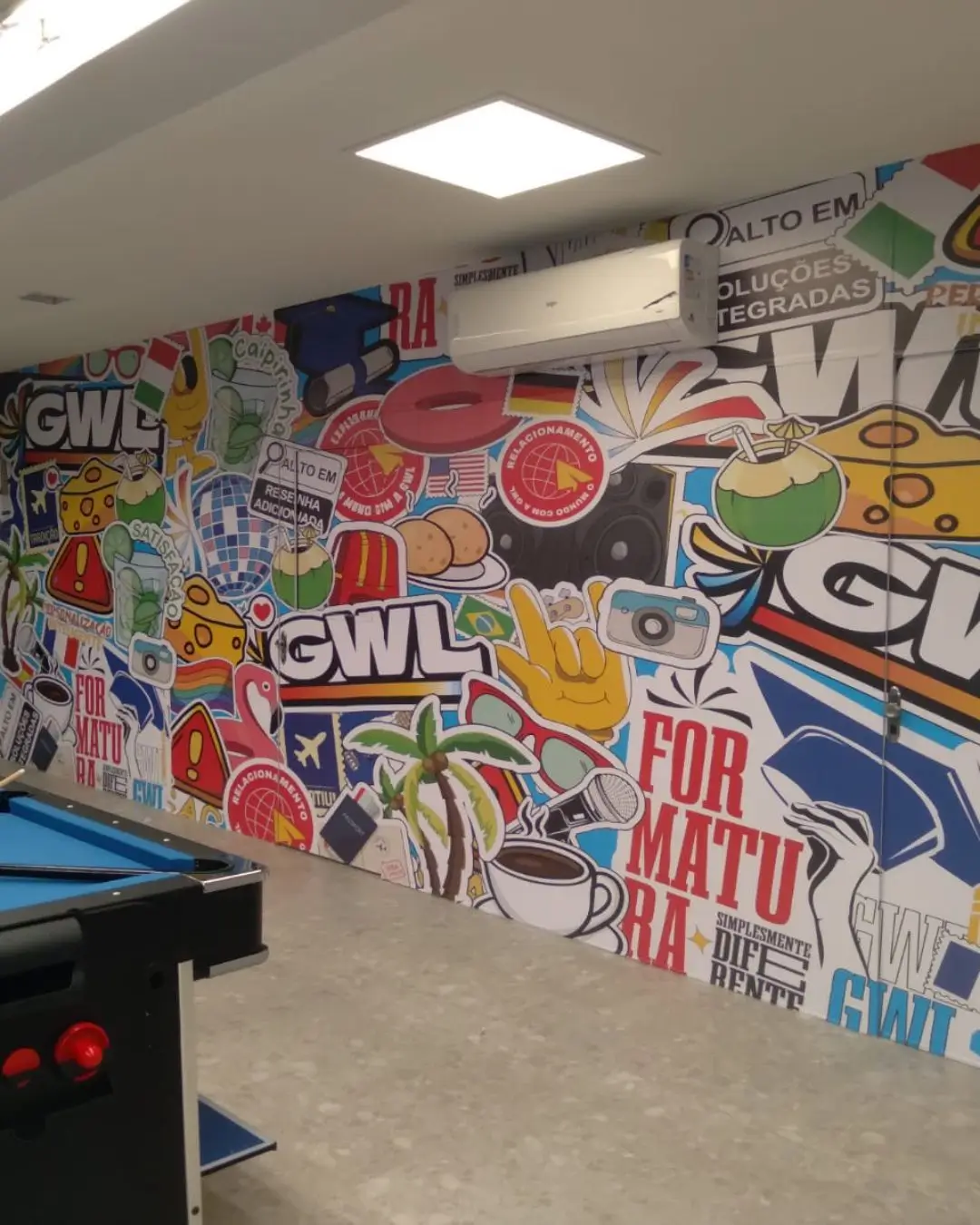 Parede com adesivagem colorida em salão de jogos, Belo Horizonte