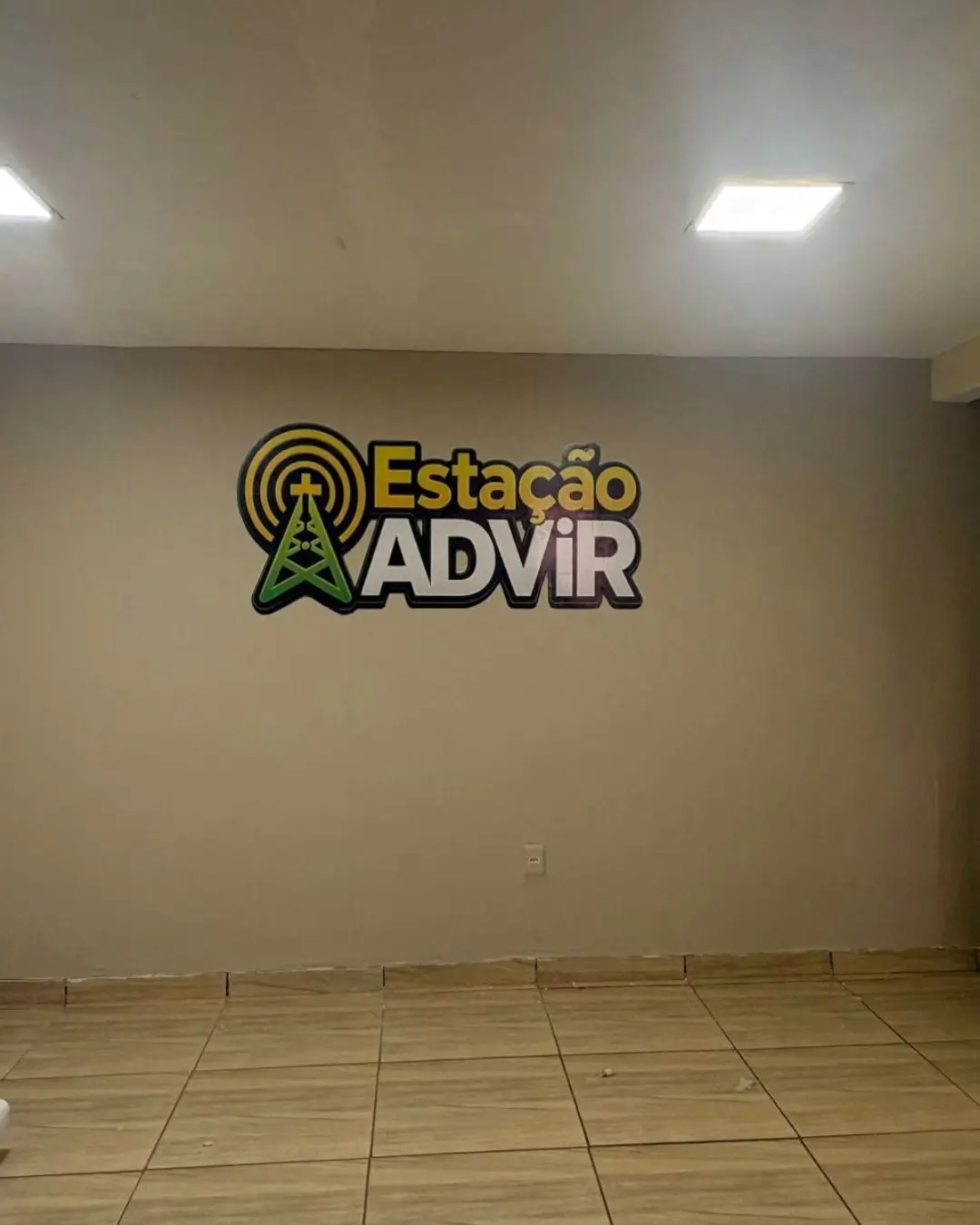 Adesivagem de parede comercial com identidade visual, projeto em Belo Horizonte