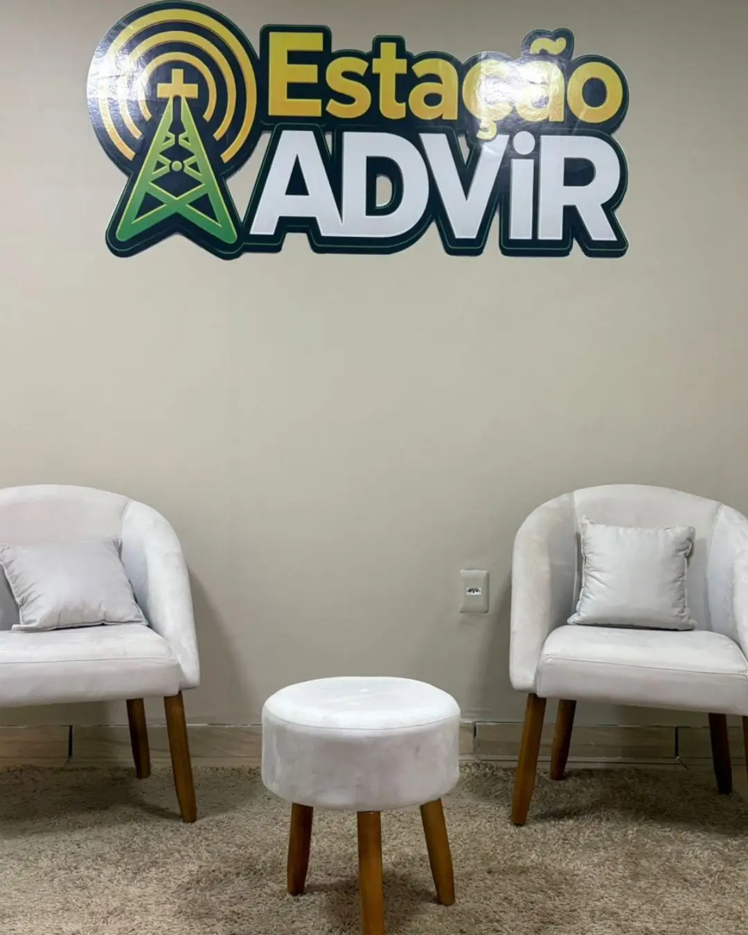 Sala de espera com poltronas e parede personalizada, Belo Horizonte