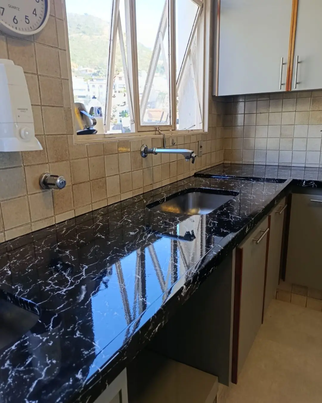 Bancada de cozinha com efeito mármore preto, envelopamento em Belo Horizonte