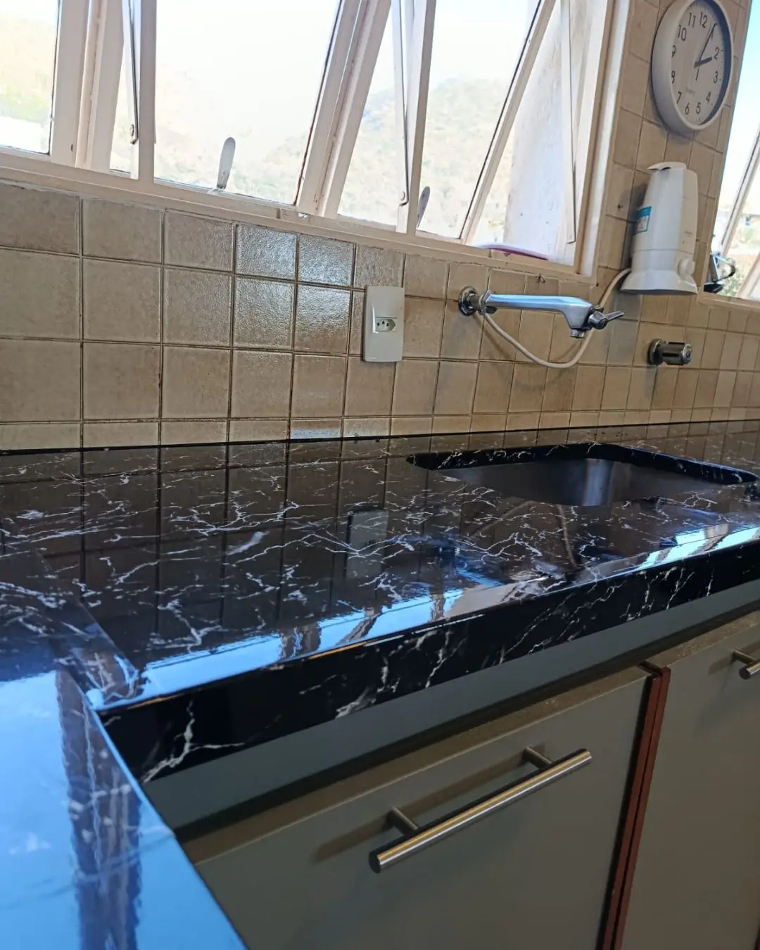 Bancada e pia de cozinha com efeito mármore preto, projeto de envelopamento em Belo Horizonte