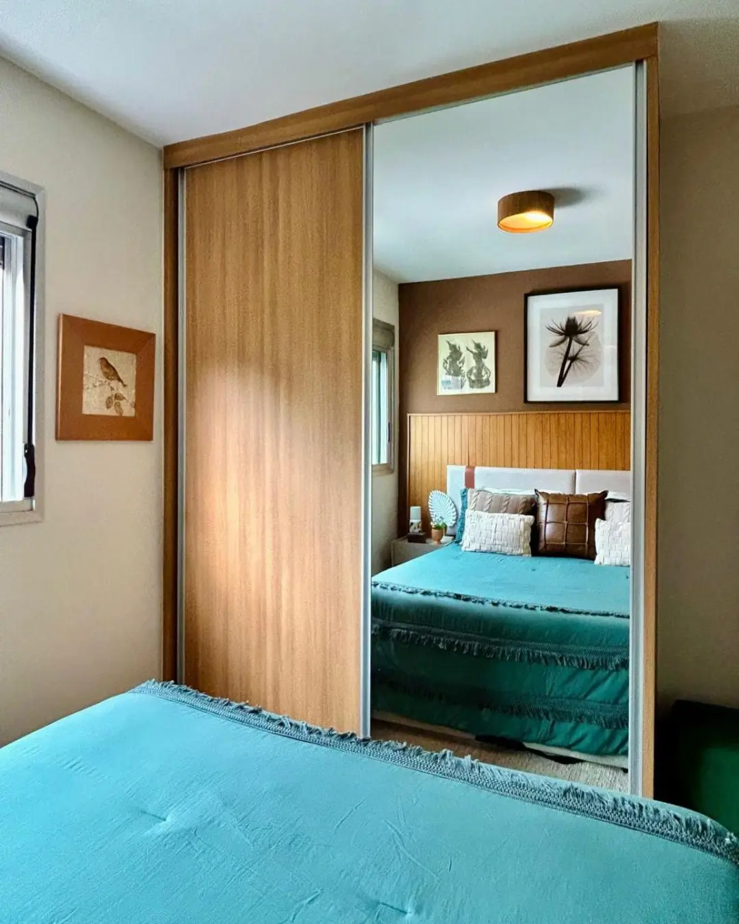 Guarda-roupa com portas espelhadas envelopado, quarto com cama verde em BH