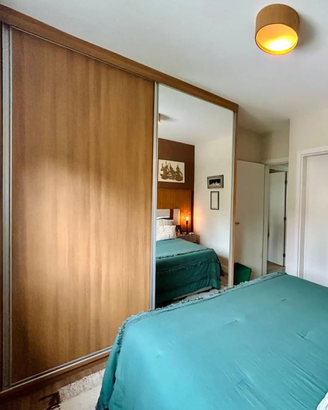 Guarda-roupa planejado com madeira e espelho, envelopamento em Belo Horizonte