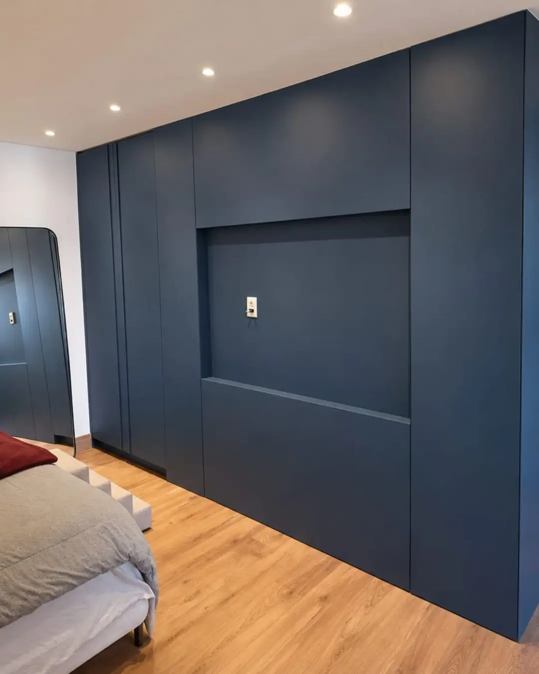 Painel de parede envelopado em azul marinho, quarto residencial em Belo Horizonte