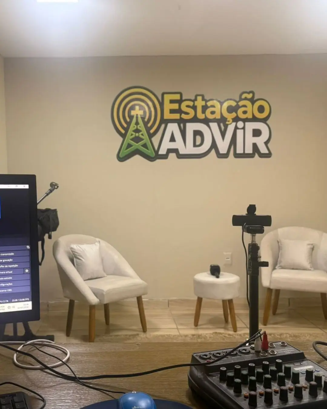 Sala de estúdio com parede personalizada e poltronas brancas, Belo Horizonte
