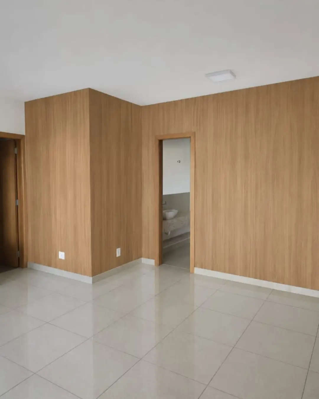 Parede envelopada com textura de madeira em sala vazia, Belo Horizonte