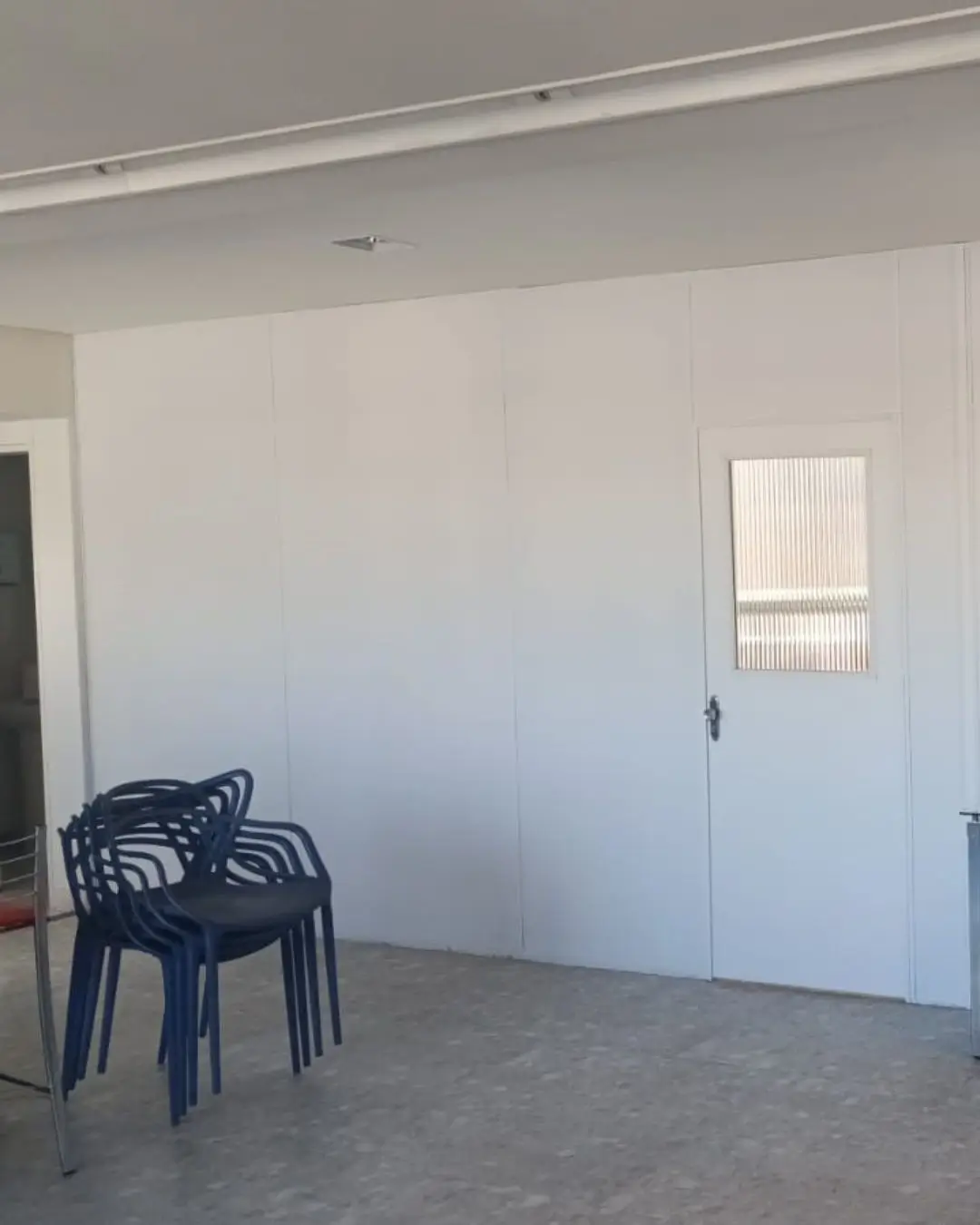 Sala comercial vazia antes da reforma e envelopamento, Belo Horizonte